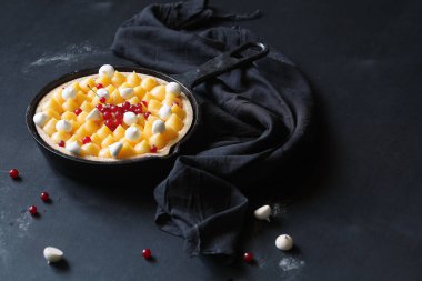 Limon ve beyaz çikolata Pie limon Curd ile süslenmiş, Meringue çerezler ve kırmızı frenk üzümü, siyah arka planda, Pan servis.