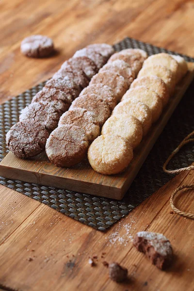 Tre Chocolate Diamond Cookies Trä Bakgrund — Stockfoto