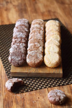 Ahşap arka planda üç çikolata elmas kurabiye,.