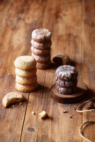 Tre Chocolate Diamond Cookies Trä Bakgrund — Stockfoto