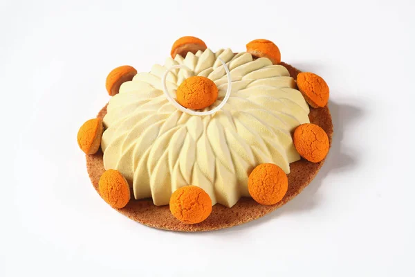 Ünlü Fransız Saint Honore Cake çağdaş versiyonu, craquelin ile choux çörekler ile dekore edilmiş - (gevrek krem puffs), sarı kadife sprey ile kaplı, beyaz arka plan üzerinde. 