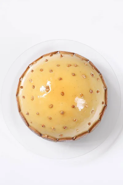 当代圆顶慕斯蛋糕覆盖着焦糖镜釉 装饰有短壳饼干和核桃 在白色背景 — 图库照片