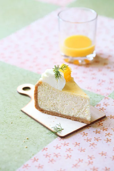 Sinaasappel Cheesecake Versierd Met Sinaasappel Schijfjes Slagroom Rozen Een Houten — Stockfoto