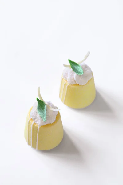 Samtida Individuella Lemon Coconut Mousse Tårtor Vit Bakgrund — Stockfoto