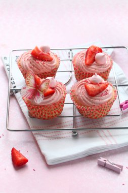 Limon lor dolgulu Çilek Cupcakes, açık pembe arka plan.
