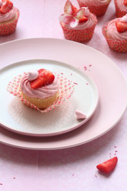 Limon lor dolgulu Çilek Cupcakes, açık pembe arka plan.