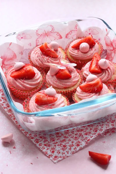 Cupcakes Morango Com Recheio Coalhada Limão Fundo Rosa Claro — Fotografia de Stock