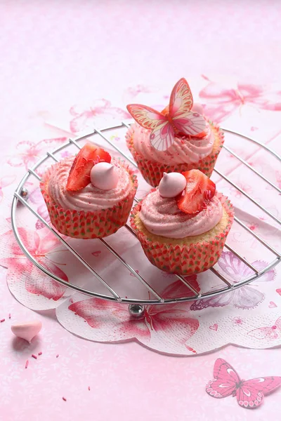 Cupcakes Morango Com Recheio Coalhada Limão Fundo Rosa Claro — Fotografia de Stock