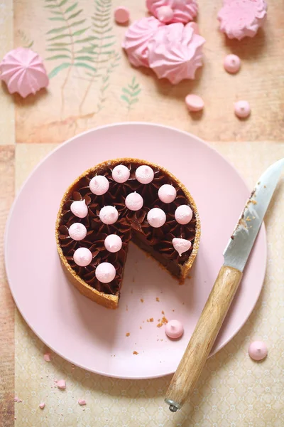 Шоколадный Трюфельный Торт Корочке Грэма Крекера Украшенный Розовым Печеньем Безе — стоковое фото