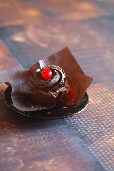 Schokolade Kirsch Cupcakes Braunen Pappbechern Auf Dunkelbraunem Hintergrund — Stockfoto
