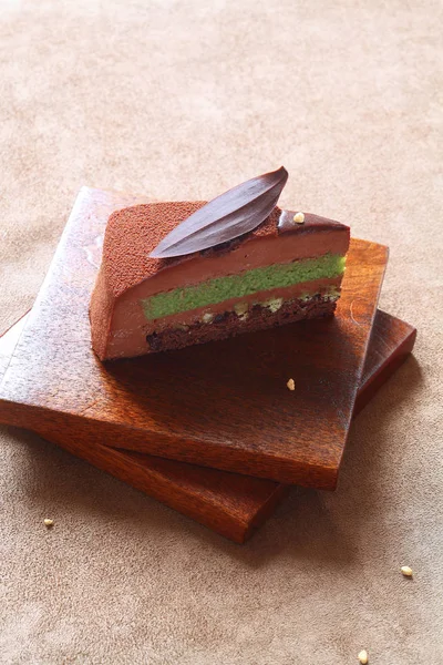 Contemporáneo Vegano Chocolate Verde Matcha Mousse Cake Cubierto Con Spray —  Fotos de Stock