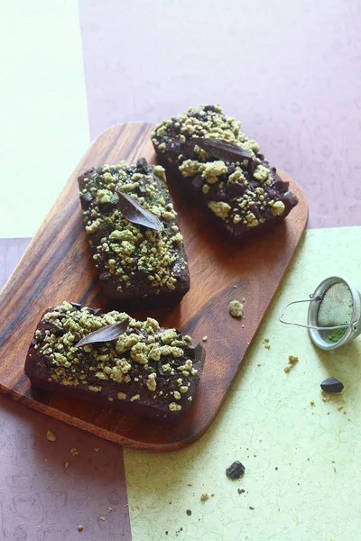 Brownies Vegan Cioccolato Con Verde Matcha Crumble Topping Sfondo Verde — Foto Stock