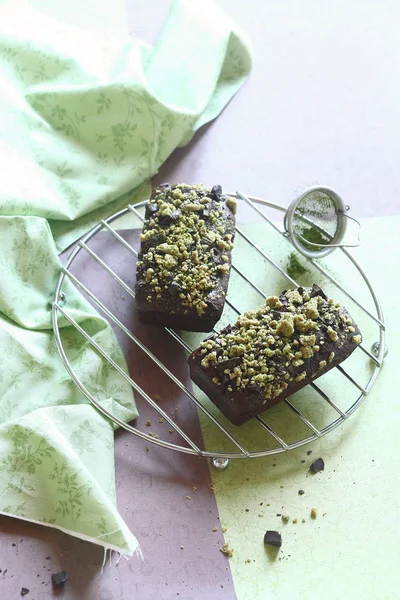 Wegańskie Chocolate Brownies Zieloną Herbatą Matcha Crumble Topping Jasnym Zielonym — Zdjęcie stockowe