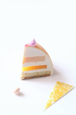 Pembe greyfurt, portakal ve krem peynir mus ile Çağdaş Dome Mousse Kek, kadife sprey ve pembe ayna sır ile kaplı, beyaz arka plan üzerinde.