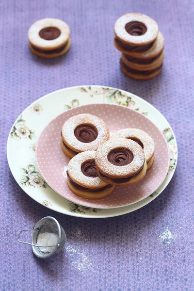 Сэндвич Печенье Шоколадной Начинкой Порошок Сахаром Светлом Фиолетовом Фоне — стоковое фото