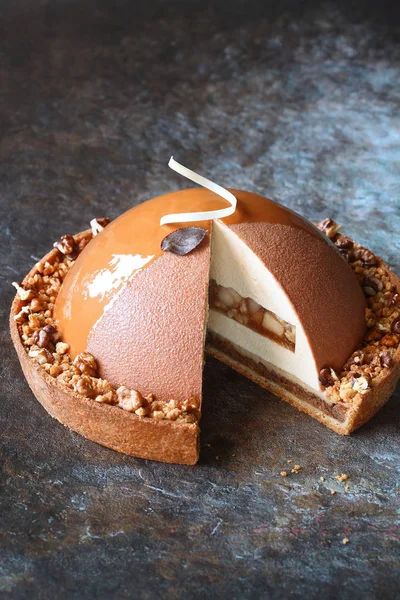 Çağdaş Karamel, Ceviz, Elma Kek Tart, kadife sprey ve karamel sır ile kaplı, koyu arka plan üzerinde.