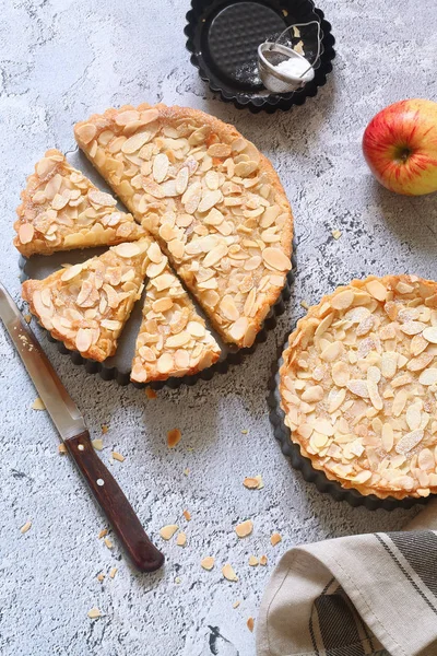 Crostate Apple Frangipane Cosparse Petali Mandorla Sfondo Grigio — Foto Stock