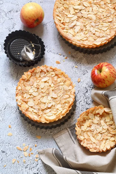 Maçã Frangipane Tarts Polvilhado Com Pétalas Amêndoa Sobre Fundo Cinza — Fotografia de Stock