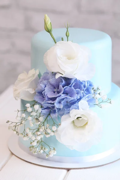 Dwa Poziomy Wedding Mini Cake Ozdobione Świeżymi Kwiatami Szarym Tle — Zdjęcie stockowe