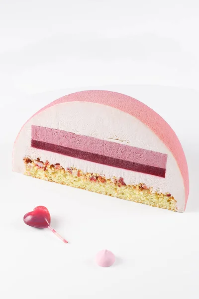 Contemporáneo Ruby Chocolate Multy Layered Dome Mousse Cake Con Crema —  Fotos de Stock