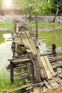 Suni grunge ahşap köprü çapraz kanal.