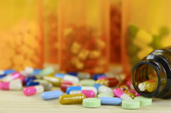 Colorido Medicamentos Orais Mesa Madeira Pinho Com Frasco Remédio Âmbar — Fotografia de Stock