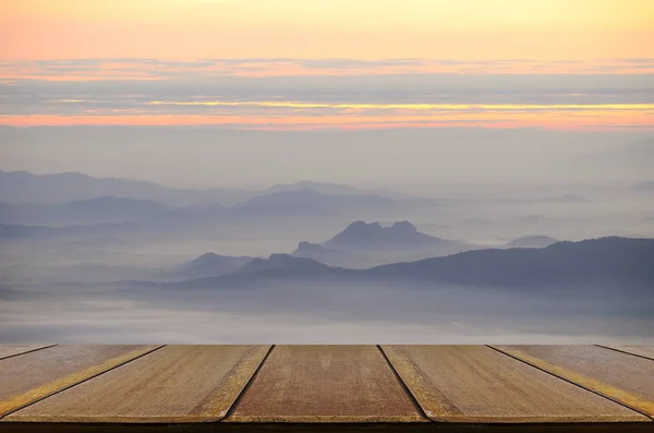 Τραπέζι Από Ξύλο Προοπτικής Την Ομίχλη Θέα Στο Βουνό Και — Φωτογραφία Αρχείου