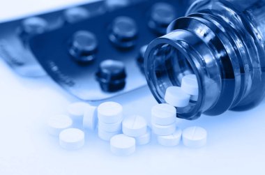 Küçük düz tablet, şeritler ve kehribar şişe ışık korumalı. Tıp ile hafif konteyner korumak.