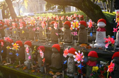 Jizo-heykeller bir mezarlık Zojoji Temple, Minato-ku, Tokyo.