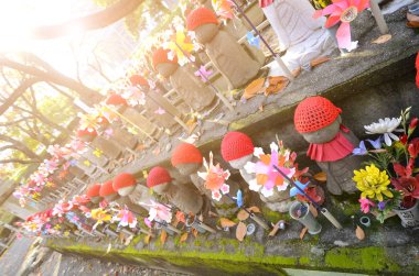 Jizo-heykeller bir mezarlık Zojoji Temple, Minato-ku, Tokyo.