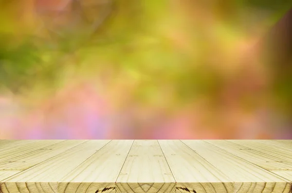 Sosnowego Drewna Licznik Niewyraźne Jesień Liście Tle — Zdjęcie stockowe