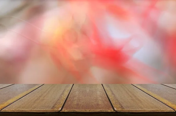 Alter Holztisch Mit Verschwommenem Herbstblätterhintergrund — Stockfoto