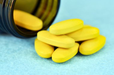 C vitamini tablet mavi arka plan üzerinde. Yüksek doz vitamin C besin takviyesi için bağışıklık güçlendirici.