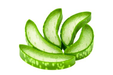 Aloe Vera (Aloe barbadensis Mill., Star kaktüs, Aloe, Aloin, Jafferabad veya Barbados) Cilt Bakımı ve izole kırpma yolu ile beyaz arka plan üzerinde saç bakımı için çok yararlı bir bitkisel ilaç dilim.
