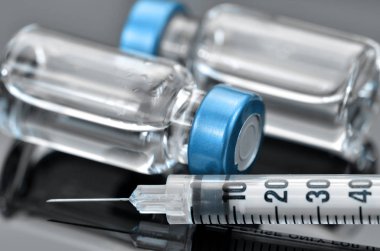 tüberkülin şırınga ve steril şişe ilaç çözüm ile dolu. bir enjeksiyon ilaç dozaj formu.