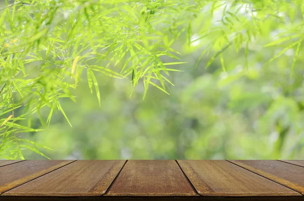Leerer Holztisch Über Verschwommenem Bambuswald Mit Bokeh Hintergrund Für Produktpräsentation — Stockfoto
