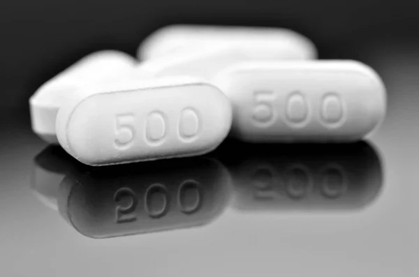 Weiße Kapsel Mit Reflexion Auf Dunklem Hintergrund Paracetamol 500 Tablette — Stockfoto