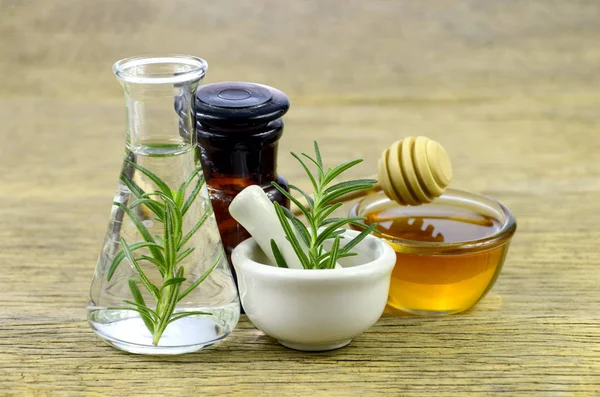 Madu Rosemary Dan Minyak Esensial Untuk Obat Homeopati — Stok Foto