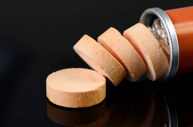 Büyük düz sıkıştırmak için tablet efervesan sıkı ve ışık dayanıklı alüminyum tüp içinde içeren.