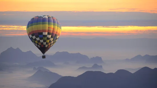 霧の海を見渡す熱気球 — ストック写真