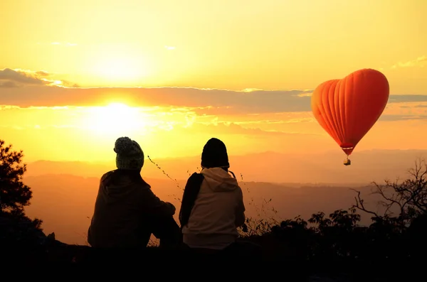 Gente Disfrutaba Del Amanecer Cima Montaña — Foto de Stock