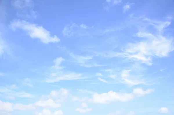 Heller Himmel Mit Wolkenhintergrund — Stockfoto