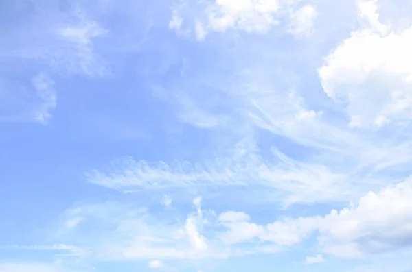 Heller Himmel Mit Wolkenhintergrund — Stockfoto