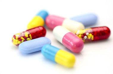 Oral ilaç geçmişi var. Beyaz Arkaplan 'da çok renkli oral ilaçlar var..