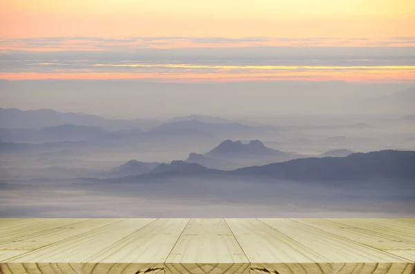 Τραπέζι Από Ξύλο Προοπτικής Την Ομίχλη Θέα Στο Βουνό Και — Φωτογραφία Αρχείου