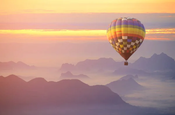 Heißluftballon Über Dem Nebelmeer — Stockfoto