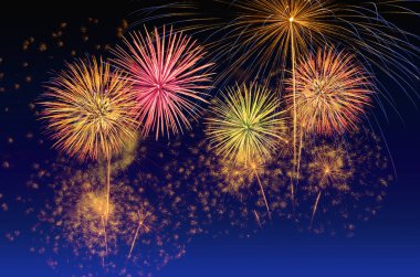 Renkli havai fişek kutlaması ve alacakaranlık arkaplanı.