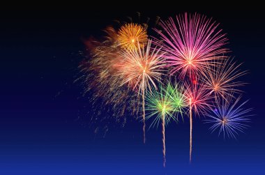 Renkli havai fişek kutlaması ve alacakaranlık arkaplanı.