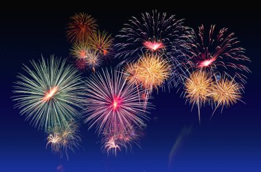 Renkli havai fişek kutlama ve gece gökyüzü arka plan.