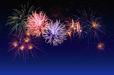 Renkli havai fişek kutlaması ve alacakaranlık arkaplanı.